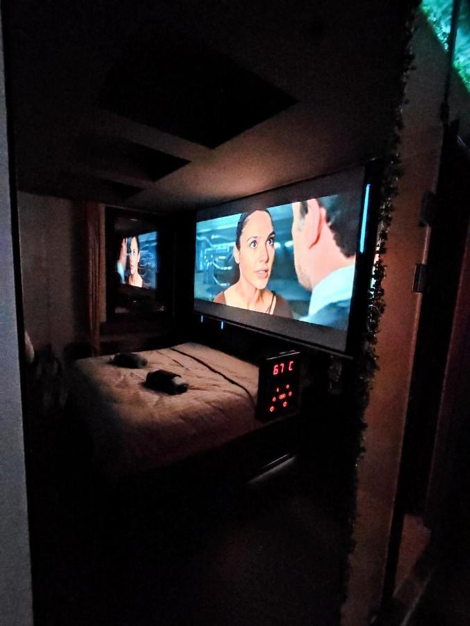 Smart Luxury Penthouse Suites - Private Sauna, Hot-Tub, Home Cinema At The Best Location In Skopje Extérieur photo