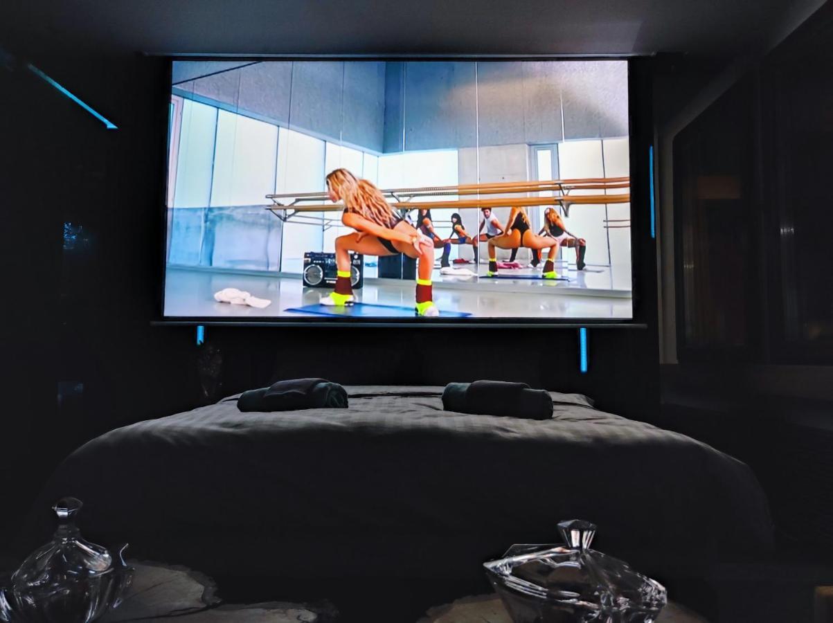 Smart Luxury Penthouse Suites - Private Sauna, Hot-Tub, Home Cinema At The Best Location In Skopje Extérieur photo