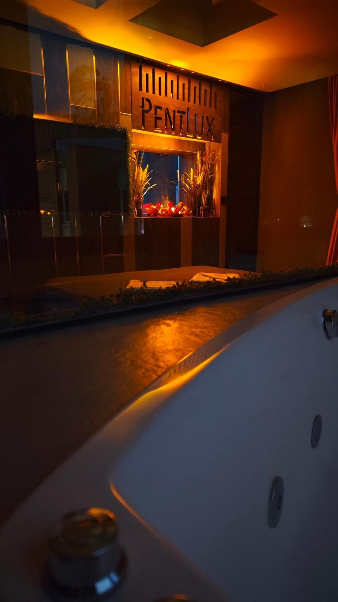 Smart Luxury Penthouse Suites - Private Sauna, Hot-Tub, Home Cinema At The Best Location In Skopje Extérieur photo